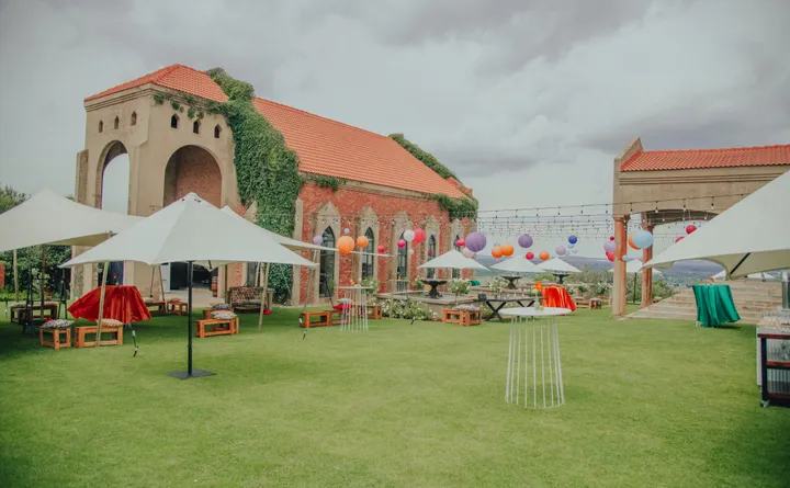 Feather Hill: die kapel met sy klimop, die tuin, die sambrele en die gekleurde lanterns